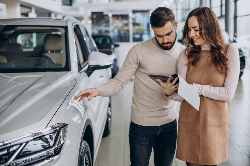 casal decidindo qual carro ira comprar